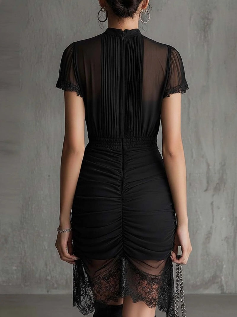 Μαύρο μίνι φόρεμα από chiffon με πλισέ μέση και δαντελένιο τελείωμα